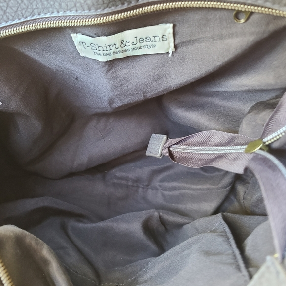 This brown purse is new and never used. It was a gift so there's no tags. - Picture 4 of 7